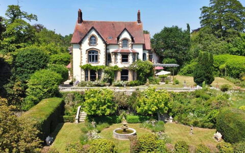 The Lost Manor: Haus, Zuhause, Strauch, Wohngebiet, Garten, Dach, Hütte, Estate, Pflanzengemeinschaft
