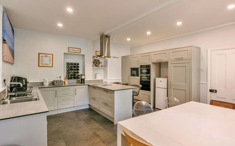 Wallingbrook Lodge: Küche, Cabinetry, Countertop, Interior Design, Küchengerät, Möbel, Flooring, Fussboden, Holz, Major Appliance