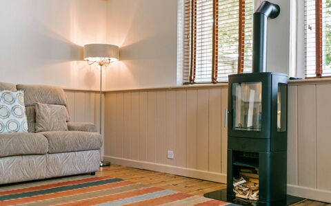Wallingbrook Lodge: Möbel, Flooring, Holz, Interior Design, Fussboden, Beleuchtung, Holzboden, Wohnzimmer, Zimmer, Holzbeize