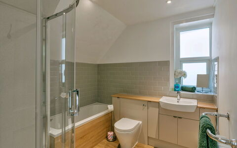 Wallingbrook Lodge: Badezimmer, Flooring, Armatur, Interior Design, Fussboden, Wand, Sinken, Holz, Bad Sink, Zapfhahn