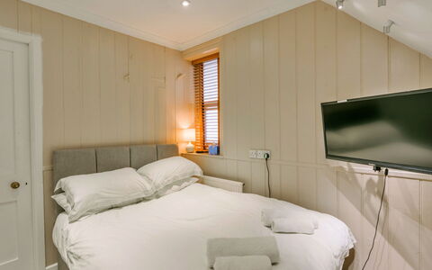 Wallingbrook Lodge: Bett, Interior Design, Schlafzimmer, Holz, Flooring, Fussboden, Bettdecke, Bedding, Möbel, Decke
