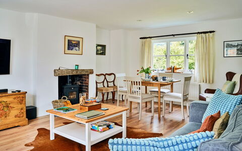 Coachmans Cottage: Möbel, Interior Design, Flooring, Couch, Fussboden, Zimmer, Tabelle, Holz, Decke, Wohnzimmer