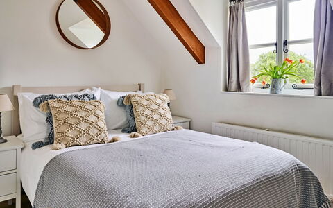 Coachmans Cottage: Bett, Möbel, Interior Design, Schlafzimmer, Bedding, Bettdecke, Holz, Linens, Flooring, Zimmer