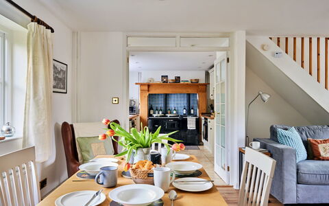 Coachmans Cottage: Möbel, Interior Design, Stuhl, Flooring, Wand, Tabelle, Holz, Küche & Esszimmer Tisch, Decke, Esszimmer