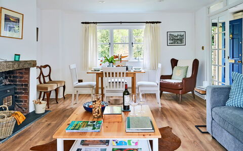 Coachmans Cottage: Möbel, Interior Design, Flooring, Couch, Tabelle, Zimmer, Holz, Stuhl, Fussboden, Wohnzimmer
