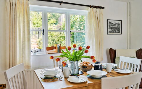 Coachmans Cottage: Möbel, Interior Design, Esszimmer, Tabelle, Geschirr, Holz, Stuhl, Küche & Esszimmer Tisch, Textil, Beleuchtung