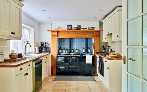 Coachmans Cottage: Küche, Küchengerät, Cabinetry, Möbel, Countertop, Interior Design, Major Appliance, Holz, Flooring, Herd