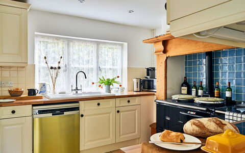 Coachmans Cottage: Küche, Küchengerät, Countertop, Cabinetry, Interior Design, Möbel, Major Appliance, Flooring, Schublade, Beleuchtung