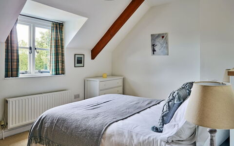 Coachmans Cottage: Bett, Möbel, Interior Design, Schlafzimmer, Bedding, Bettdecke, Holz, Decke, Zuhause, Flooring