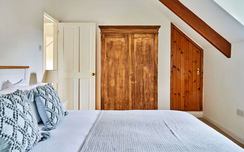 Coachmans Cottage: Schlafzimmer, Holz, Bett, Interior Design, Möbel, Flooring, Fussboden, Bedding, Decke, Bettdecke