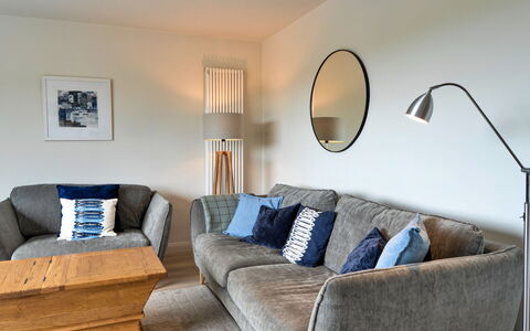 Paw'S Rest: Couch, Möbel, Interior Design, Flooring, Fussboden, Wohnzimmer, Dekokissen, Zuhause, Kissen