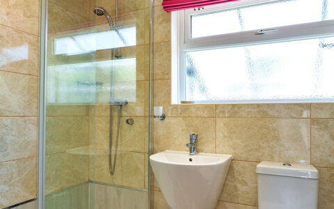 Paw'S Rest: Badezimmer, Flooring, Armatur, Interior Design, Fussboden, Wand, Toilette, Installation, Fliese, Dusche
