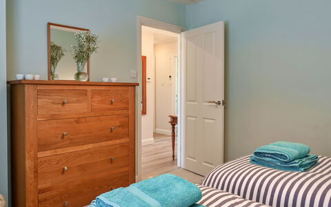 Paw'S Rest: Möbel, Blau, Interior Design, Schlafzimmer, Bett, Holz, Flooring, Fussboden, Schublade, Zimmer