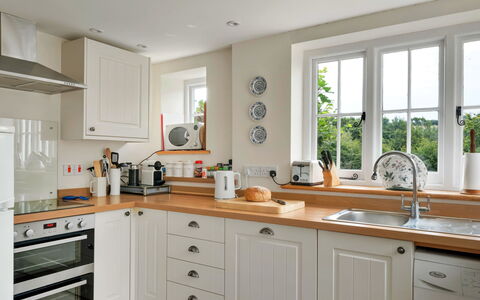 Filspholly: Küche, Countertop, Küchengerät, Cabinetry, Interior Design, Möbel, Holz, Flooring, Major Appliance, Zuhause
