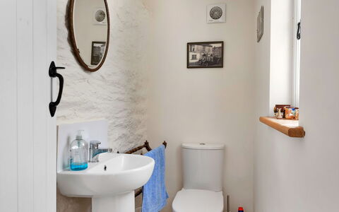 Filspholly: Badezimmer, Toilleten Sitz, Armatur, Wand, Toilette, Bad Sink, Sinken, Interior Design, Zapfhahn, Installation