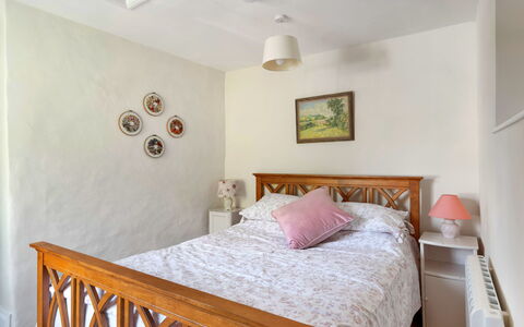 Filspholly: Bett, Möbel, Bedding, Interior Design, Schlafzimmer, Bettdecke, Wand, Fussboden, Holz, Zimmer