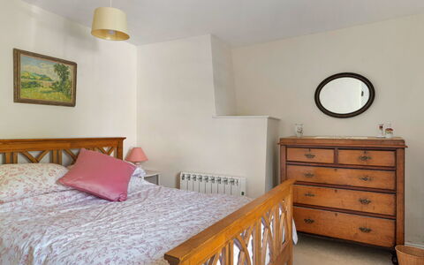 Filspholly: Möbel, Bett, Interior Design, Bedding, Schlafzimmer, Wand, Bettdecke, Fussboden, Flooring, Zimmer