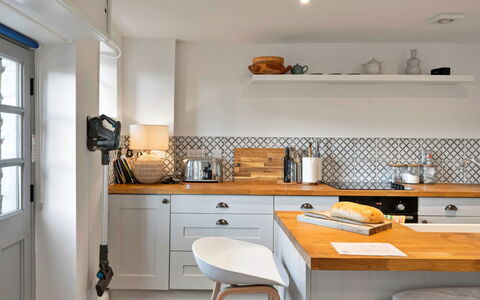 Horseshoe Cottage: Küche, Countertop, Küchengerät, Möbel, Cabinetry, Interior Design, Major Appliance, Flooring, Haushaltsgerät, Herd