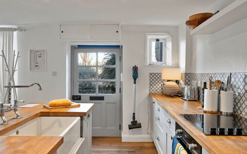 Horseshoe Cottage: Countertop, Küche, Möbel, Cabinetry, Interior Design, Küchengerät, Flooring, Major Appliance, Holz, Spüle