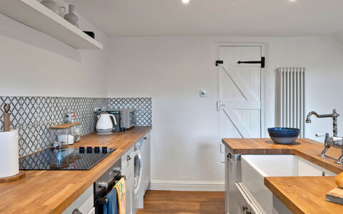 Horseshoe Cottage: Küche, Countertop, Küchengerät, Möbel, Flooring, Interior Design, Cabinetry, Holz, Major Appliance, Fussboden