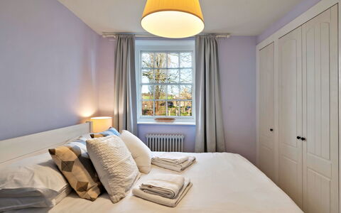 Horseshoe Cottage: Interior Design, Bett, Schlafzimmer, Möbel, Flooring, Holz, Decke, Fussboden, Bettdecke, Bedding