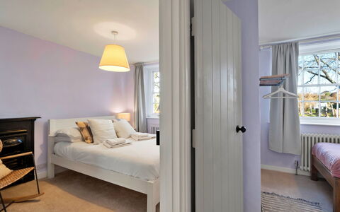 Horseshoe Cottage: Interior Design, Wand, Schlafzimmer, Flooring, Fussboden, Bett, Möbel, Holz, Decke, Textil