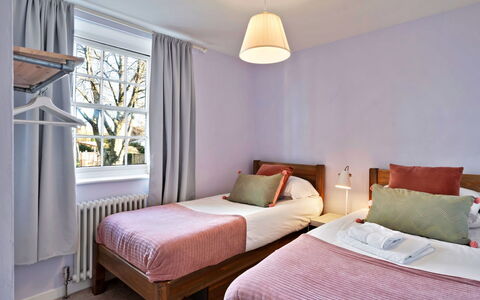 Horseshoe Cottage: Möbel, Bett, Interior Design, Schlafzimmer, Wand, Flooring, Fussboden, Bettdecke, Holz, Decke
