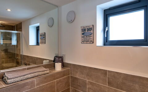 Greenway: Flooring, Wand, Fussboden, Armatur, Interior Design, Decke, Badezimmer, Installation, Fliese, Zimmer