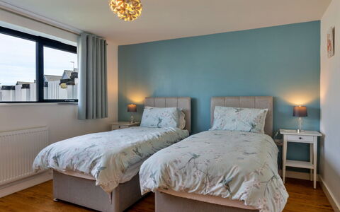 Greenway: Bett, Möbel, Bedding, Schlafzimmer, Bettdecke, Interior Design, Holz, Linens, Fussboden, Flooring