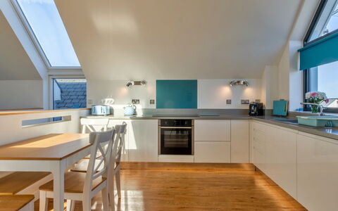 Greenway: Interior Design, Flooring, Küche, Holz, Decke, Möbel, Fussboden, Countertop, Light Fixture, Beleuchtung
