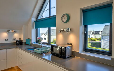 Greenway: Interior Design, Zuhause, Küche, Decke, Countertop, Glas, Zimmerpflanze, Light Fixture, Küchengerät