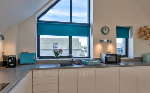 Greenway: Interior Design, Küche, Decke, Flooring, Countertop, Beleuchtung, Zuhause, Möbel, Light Fixture, Zimmer