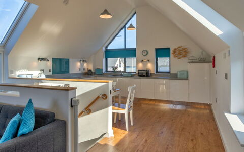 Greenway: Interior Design, Holz, Flooring, Decke, Möbel, Fussboden, Zimmer, Beleuchtung, Küche, Light Fixture