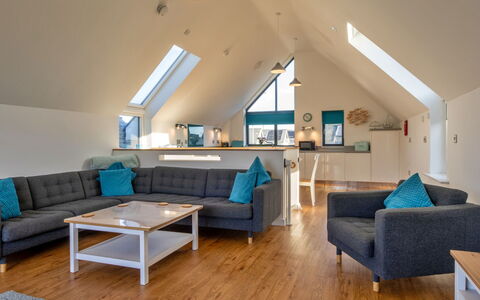 Greenway: Möbel, Interior Design, Flooring, Holz, Decke, Couch, Fussboden, Wohnzimmer, Zimmer, Beleuchtung