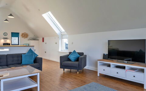 Greenway: Möbel, Interior Design, Flooring, Holz, Fussboden, Decke, Zimmer, Beleuchtung, Wohnzimmer, Zuhause