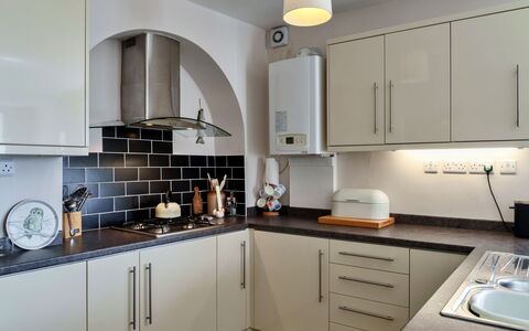 Westward Ho 604: Küchengerät, Küche, Countertop, Interior Design, Cabinetry, Major Appliance, Haushaltsgerät, Möbel, Wand, Herd