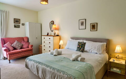 Westward Ho 604: Möbel, Bett, Interior Design, Schlafzimmer, Bedding, Wand, Bettdecke, Flooring, Fussboden, Holz