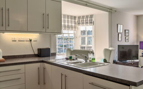 Westward Ho 604: Küche, Countertop, Interior Design, Küchengerät, Möbel, Major Appliance, Cabinetry, Flooring, Decke, Haushaltsgerät