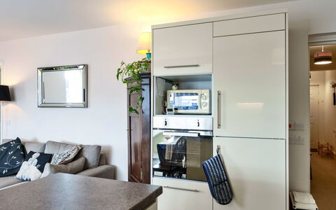 Westward Ho 604: Küchengerät, Möbel, Cabinetry, Interior Design, Major Appliance, Küche, Haushaltsgerät, Flooring, Countertop, Holz