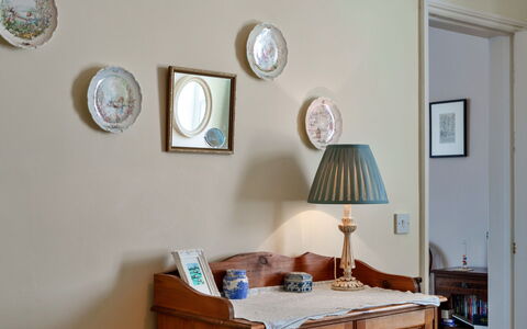 Westward Ho 604: Interior Design, Bilderrahmen, Zimmer, Farbe, Holzbeize, Formen, Hartholz, Porzellan, Schublade, Lampe