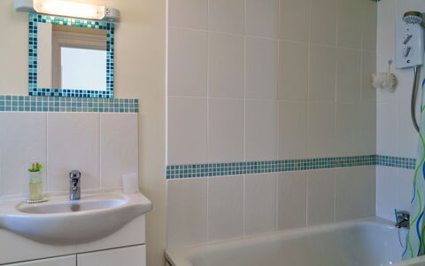 Westward Ho 604: Badezimmer, Blau, Armatur, Interior Design, Wand, Flooring, Fussboden, Sinken, Zapfhahn, Installation