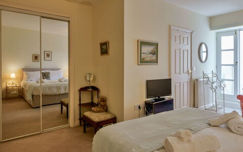 Westward Ho 604: Möbel, Bett, Interior Design, Schlafzimmer, Fussboden, Wand, Flooring, Bettdecke, Bedding, Zimmer