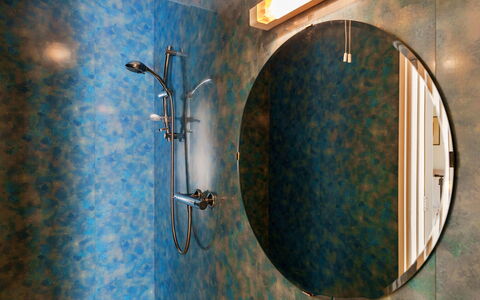 Westward Ho 604: Blau, Armatur, Installation, Badezimmer, Spiegel, Light Fixture, Zapfhahn, Fliese, Sinken, Bad Sink