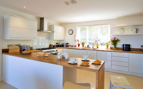 Thorndale: Küche, Countertop, Möbel, Küchengerät, Cabinetry, Interior Design, Flooring, Major Appliance, Haushaltsgerät, Holz