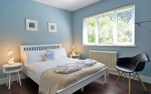 Thorndale: Bett, Schlafzimmer, Interior Design, Möbel, Bedding, Bettdecke, Flooring, Fussboden, Holz, Decke