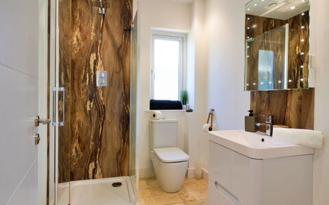 Thorndale: Wand, Armatur, Flooring, Interior Design, Badezimmer, Fussboden, Installation, Badewanne, Spiegel, Zapfhahn