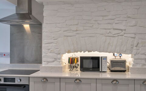 Hillside Rise: Interior Design, Küche, Decke, Countertop, Küchengerät, Cabinetry, Natürliches Material, Steinwand, Design, Haushaltsgerät