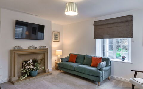 Hillside Rise: Möbel, Interior Design, Wand, Couch, Flooring, Holz, Fussboden, Decke, Zimmer, Wohnzimmer
