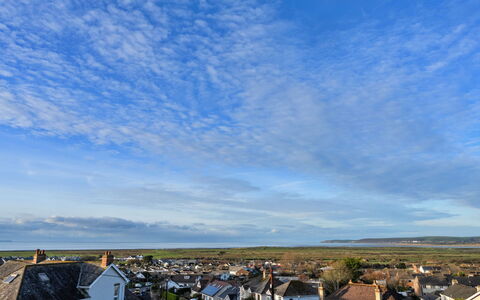 Hillside Rise: Himmel, Blau, Daytime, Wolke, Horizont, Wohngebiet, Dach, Menschliche Siedlung, Kumulus, Sonnenlicht