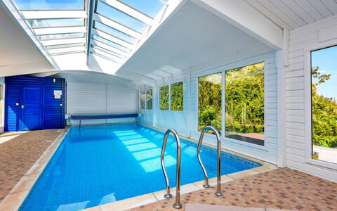 Cliff Lodge: Schwimmbad, Decke, Resort, Flooring, Verbundwerkstoff, Fussboden, Eco Hotel, Freizeit, Hotel, Design